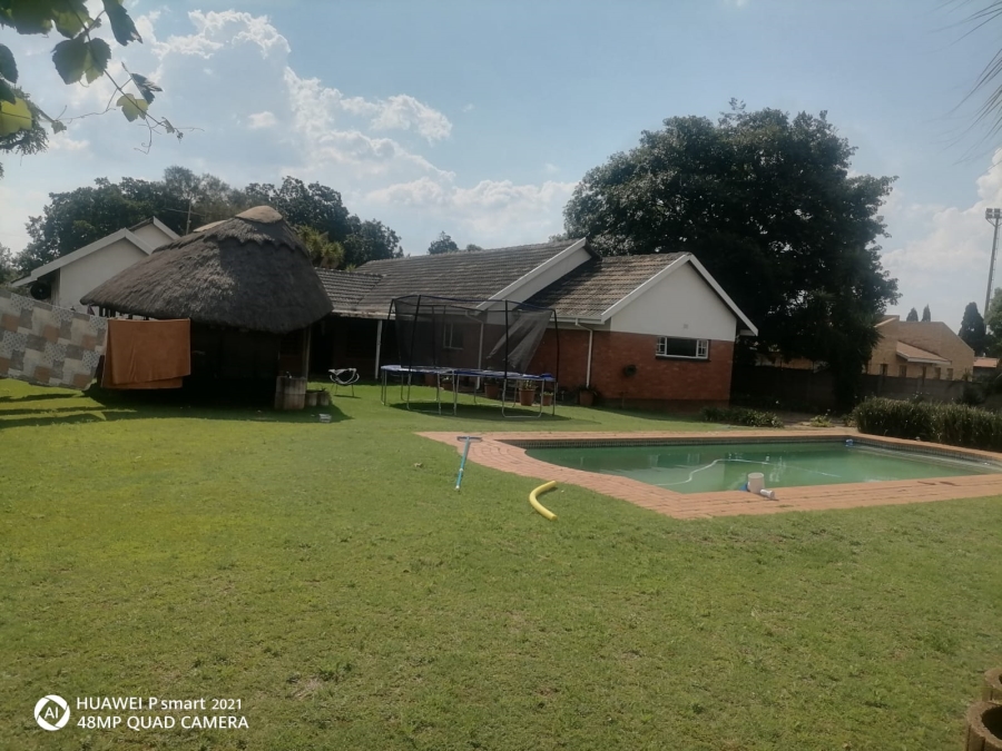 6 Bedroom Property for Sale in Olifantsfontein Gauteng