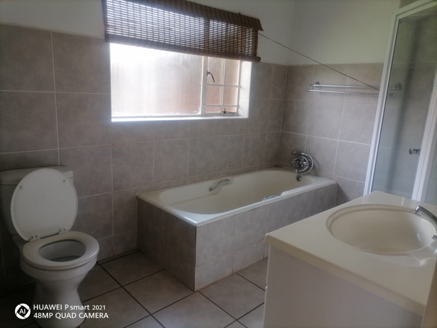 6 Bedroom Property for Sale in Olifantsfontein Gauteng