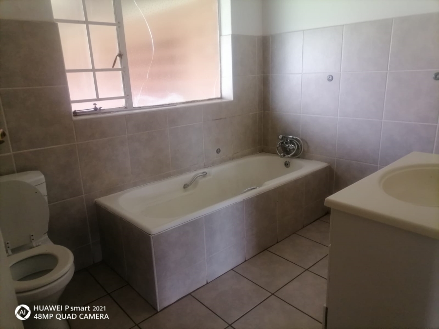 6 Bedroom Property for Sale in Olifantsfontein Gauteng