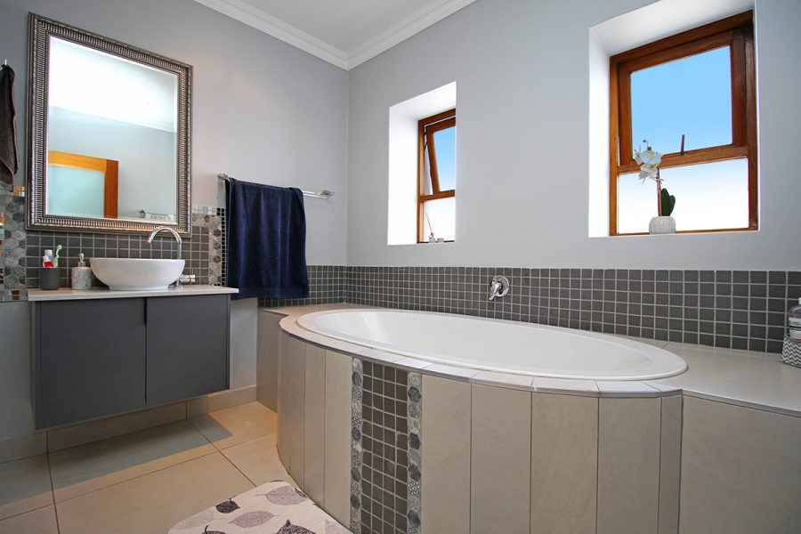 4 Bedroom Property for Sale in Greenstone Hill Gauteng