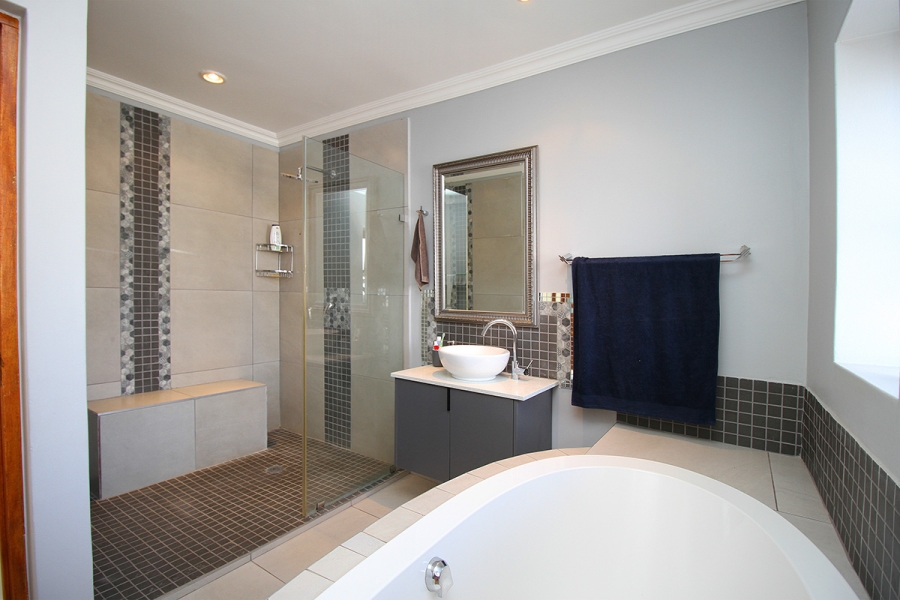 4 Bedroom Property for Sale in Greenstone Hill Gauteng