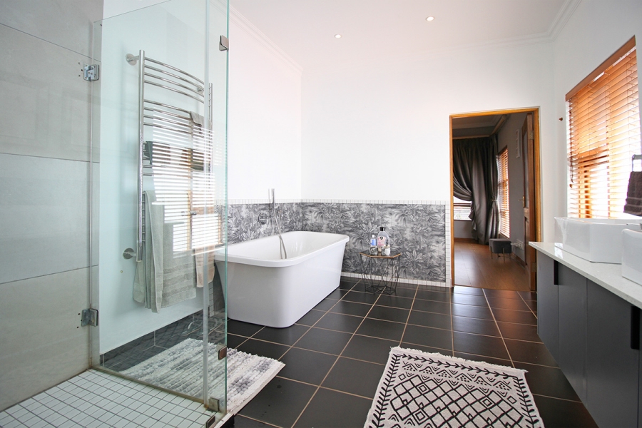 4 Bedroom Property for Sale in Greenstone Hill Gauteng