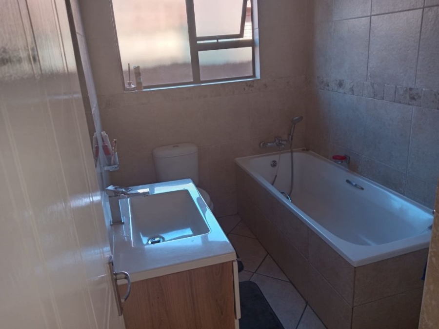 2 Bedroom Property for Sale in Albertsdal Gauteng