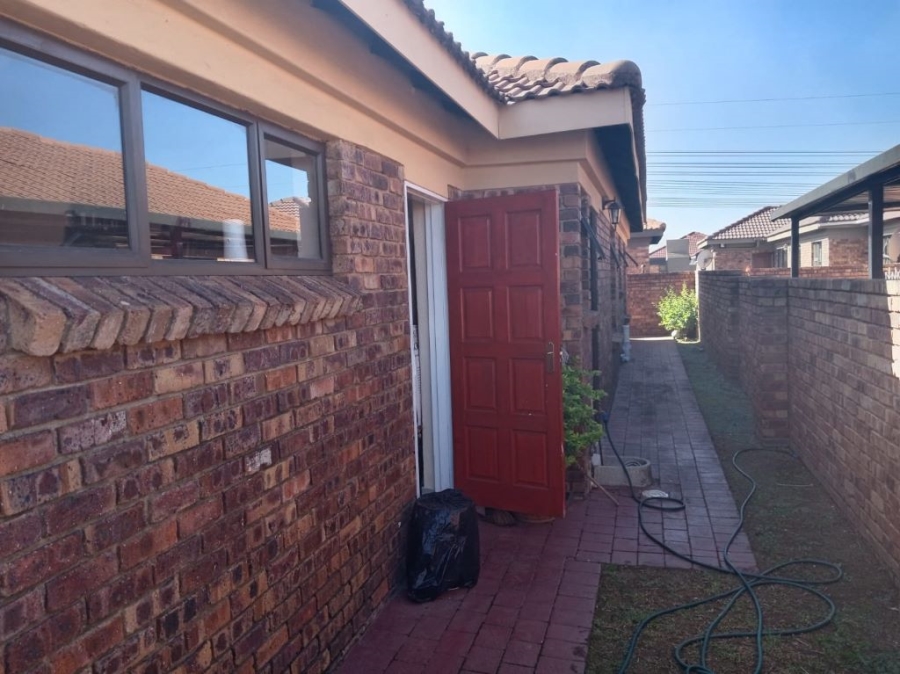2 Bedroom Property for Sale in Albertsdal Gauteng