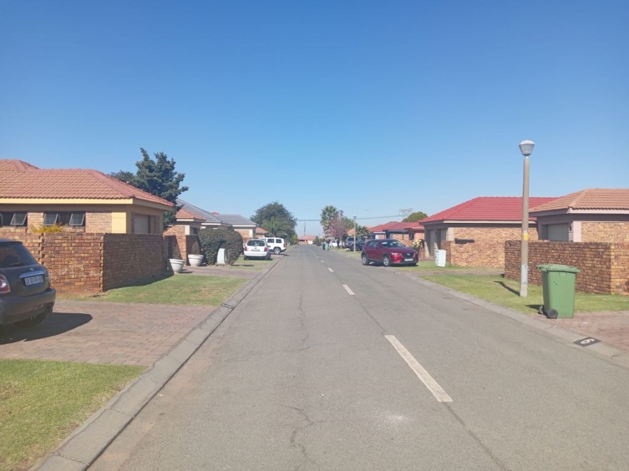2 Bedroom Property for Sale in Albertsdal Gauteng