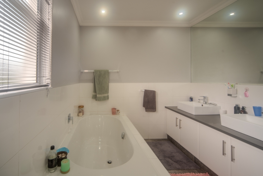 3 Bedroom Property for Sale in Edenvale Central Gauteng