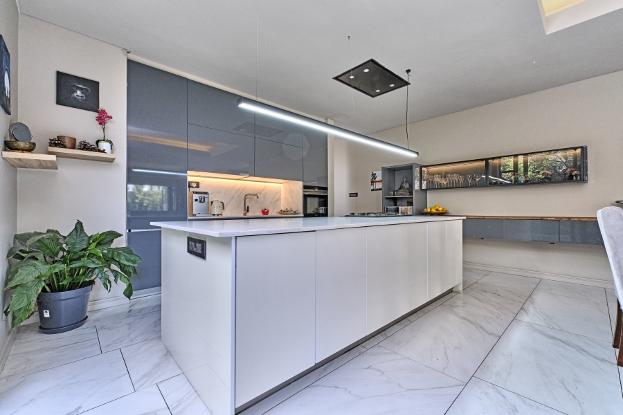 5 Bedroom Property for Sale in Waterfall Country Village Gauteng