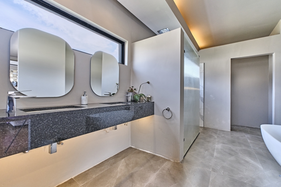 5 Bedroom Property for Sale in Waterfall Country Village Gauteng