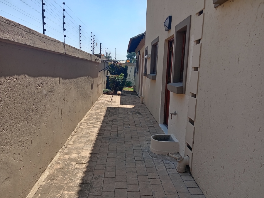 To Let 3 Bedroom Property for Rent in Sonneveld Gauteng