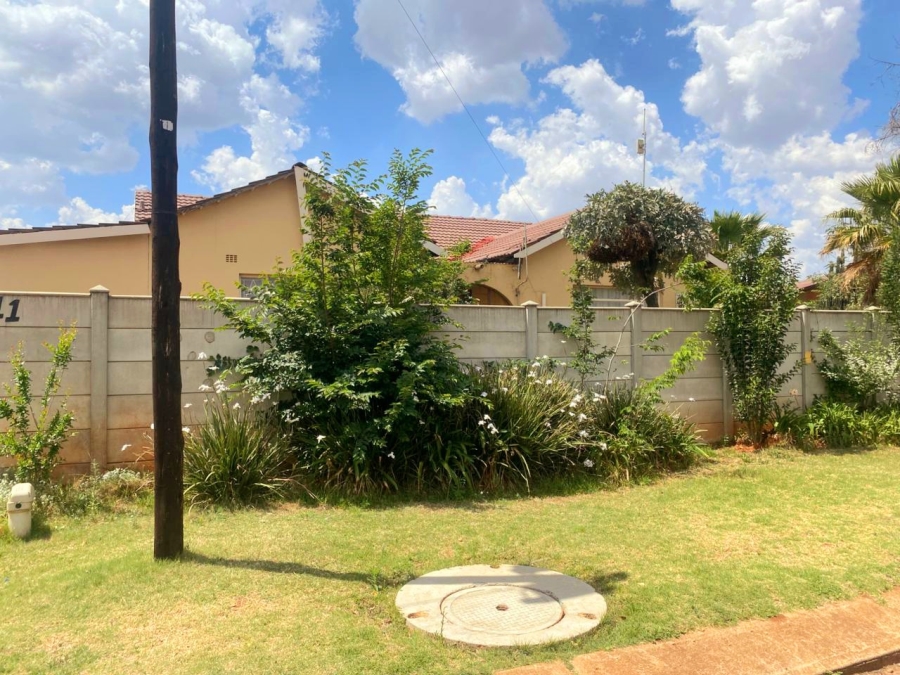4 Bedroom Property for Sale in Witpoortjie Gauteng