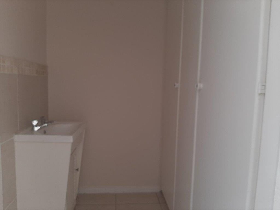 To Let 1 Bedroom Property for Rent in Corlett Gardens Gauteng