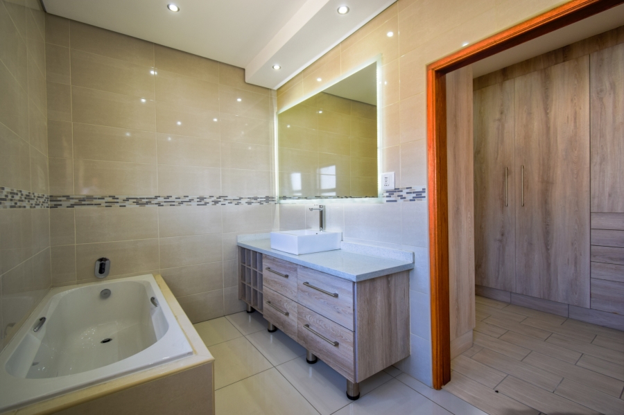 4 Bedroom Property for Sale in Blue Valley Golf Estate Gauteng