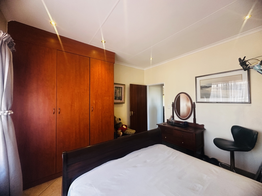 2 Bedroom Property for Sale in Sonneveld Gauteng