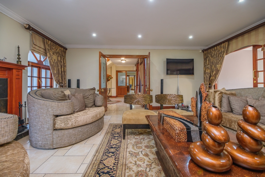 5 Bedroom Property for Sale in Hurlingham Manor Gauteng