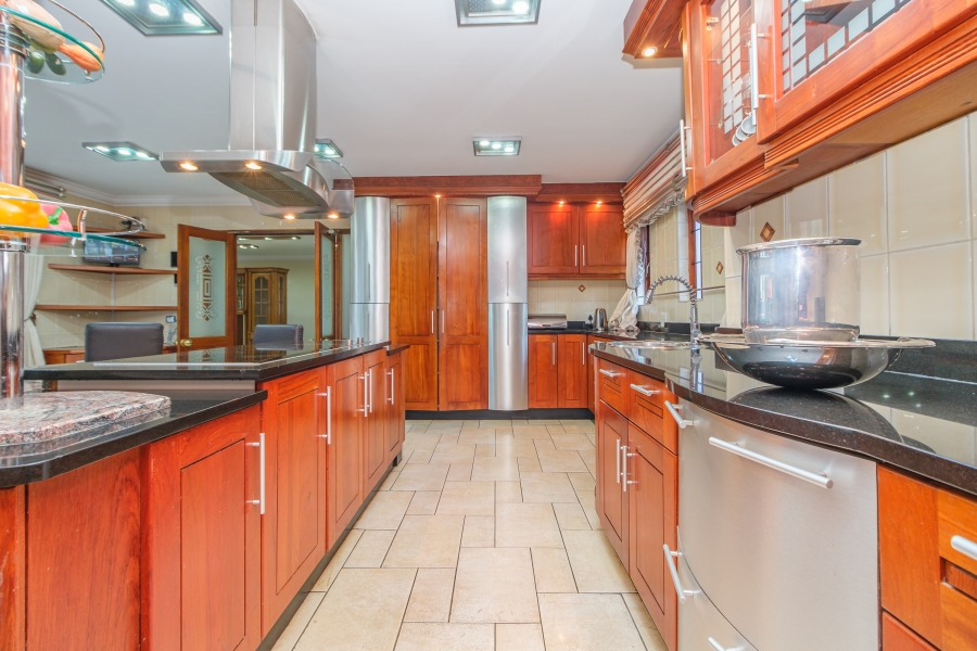 5 Bedroom Property for Sale in Hurlingham Manor Gauteng