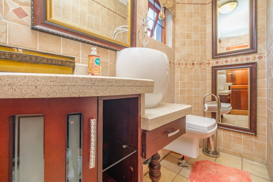 5 Bedroom Property for Sale in Hurlingham Manor Gauteng