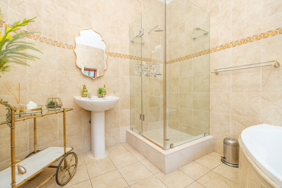 5 Bedroom Property for Sale in Hurlingham Manor Gauteng