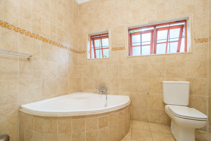 5 Bedroom Property for Sale in Hurlingham Manor Gauteng