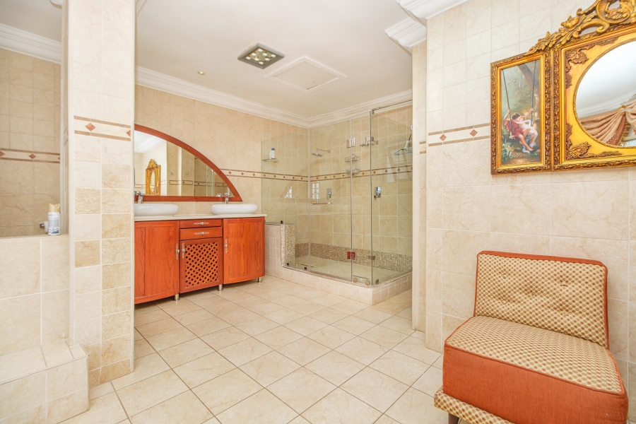 5 Bedroom Property for Sale in Hurlingham Manor Gauteng