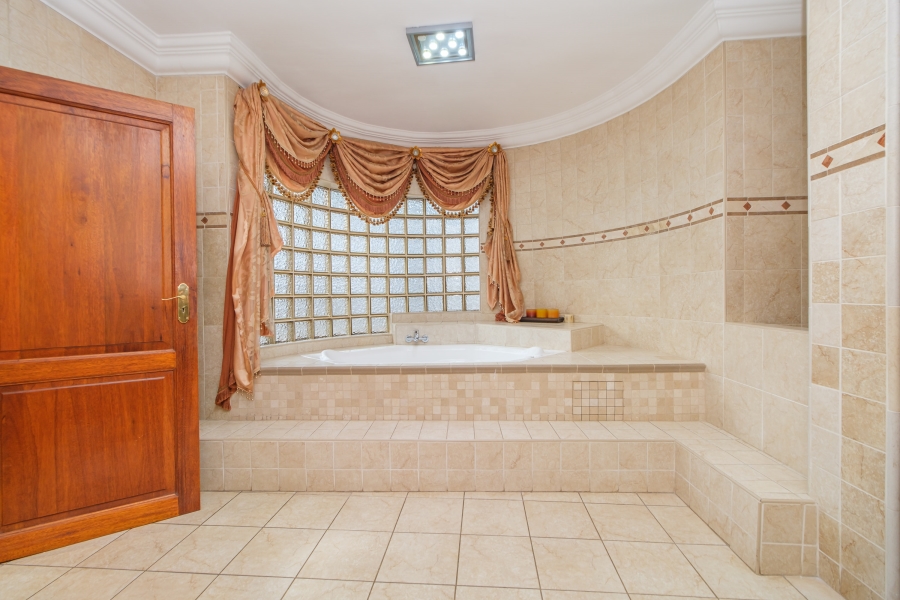 5 Bedroom Property for Sale in Hurlingham Manor Gauteng