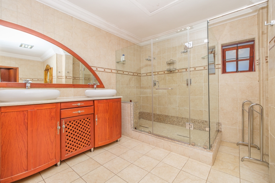 5 Bedroom Property for Sale in Hurlingham Manor Gauteng