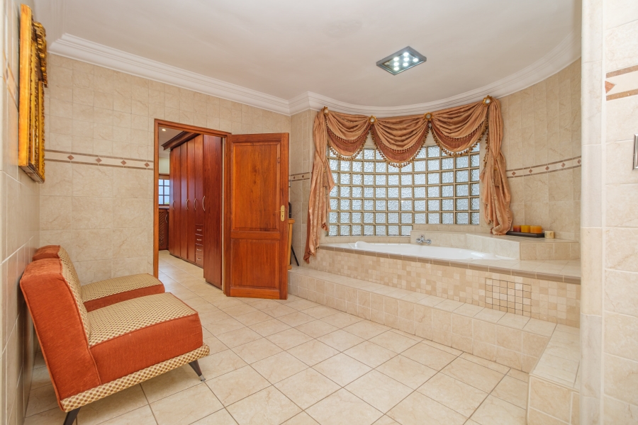 5 Bedroom Property for Sale in Hurlingham Manor Gauteng