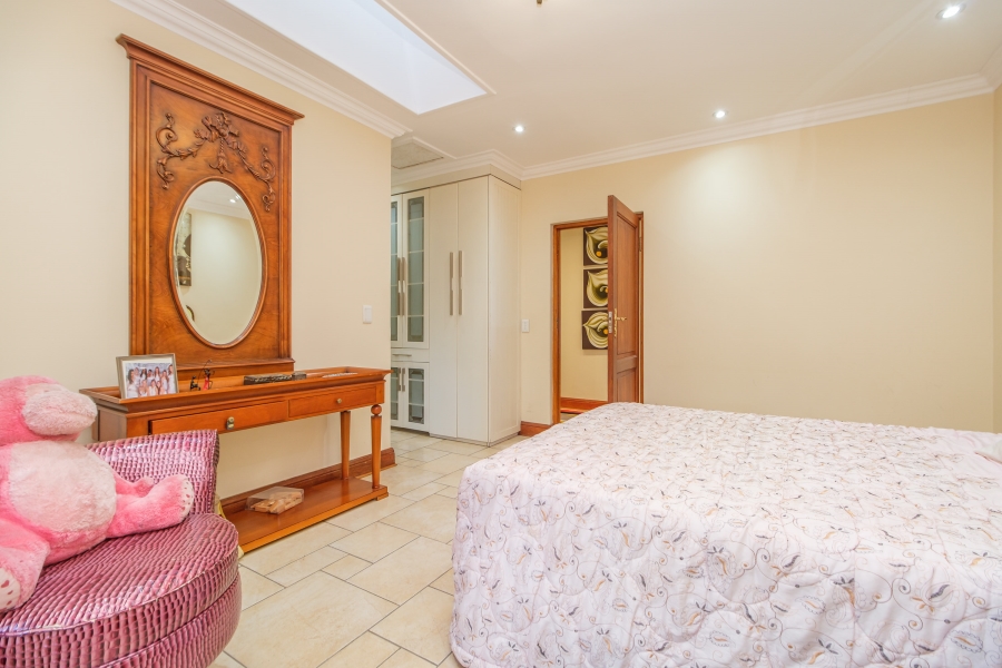 5 Bedroom Property for Sale in Hurlingham Manor Gauteng