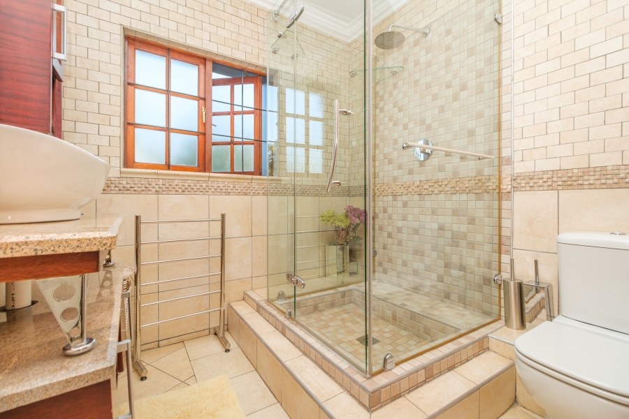 5 Bedroom Property for Sale in Hurlingham Manor Gauteng