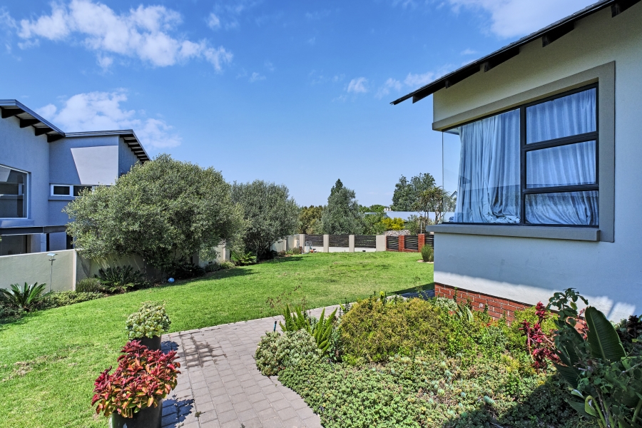 To Let 5 Bedroom Property for Rent in Waterfall Country Estate Gauteng