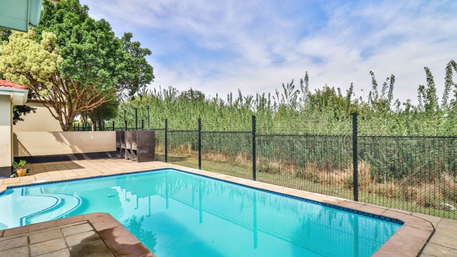 2 Bedroom Property for Sale in Noordwyk Gauteng