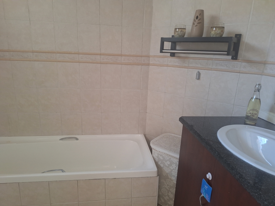 2 Bedroom Property for Sale in Corlett Gardens Gauteng