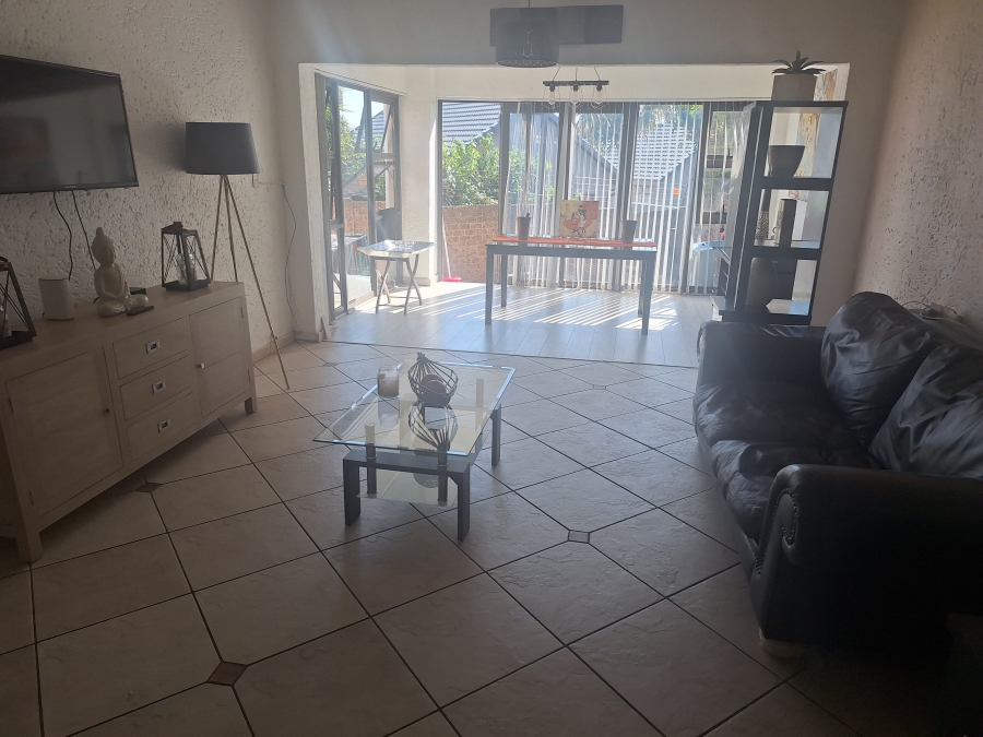 2 Bedroom Property for Sale in Corlett Gardens Gauteng