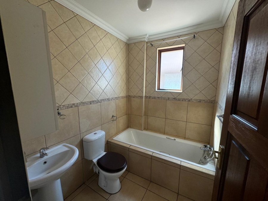 To Let 3 Bedroom Property for Rent in Sonneveld Gauteng