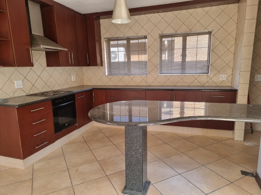 To Let 3 Bedroom Property for Rent in Sonneveld Gauteng