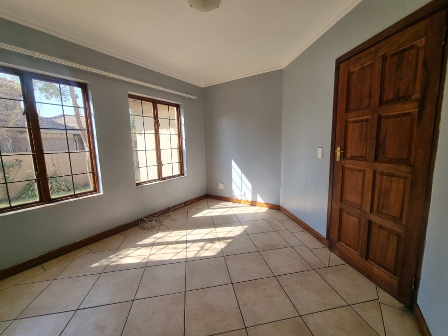 To Let 3 Bedroom Property for Rent in Sonneveld Gauteng