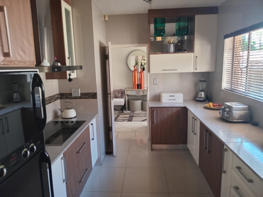 To Let 4 Bedroom Property for Rent in Edleen Gauteng