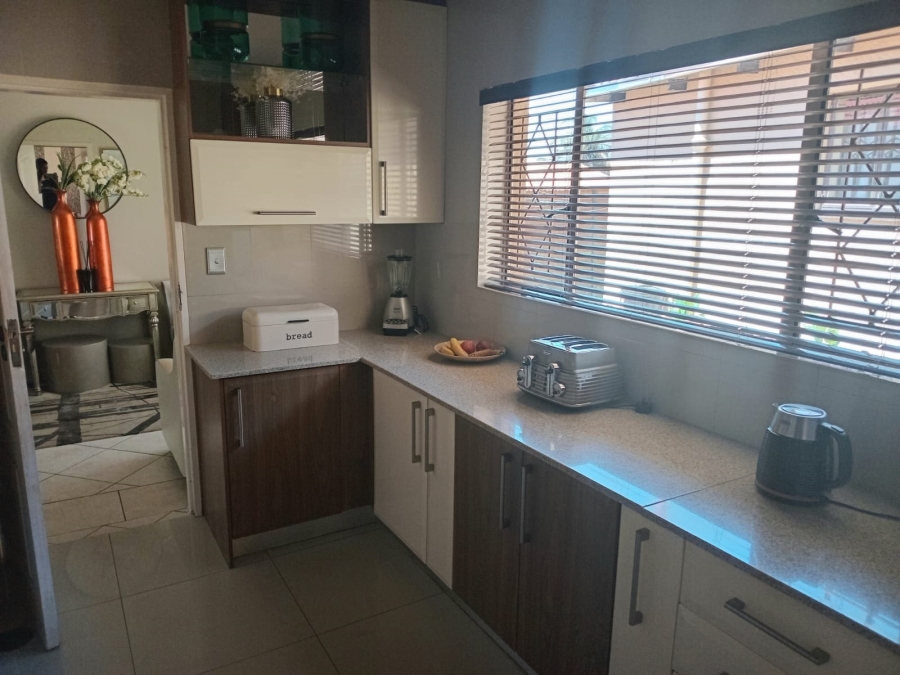 To Let 4 Bedroom Property for Rent in Edleen Gauteng