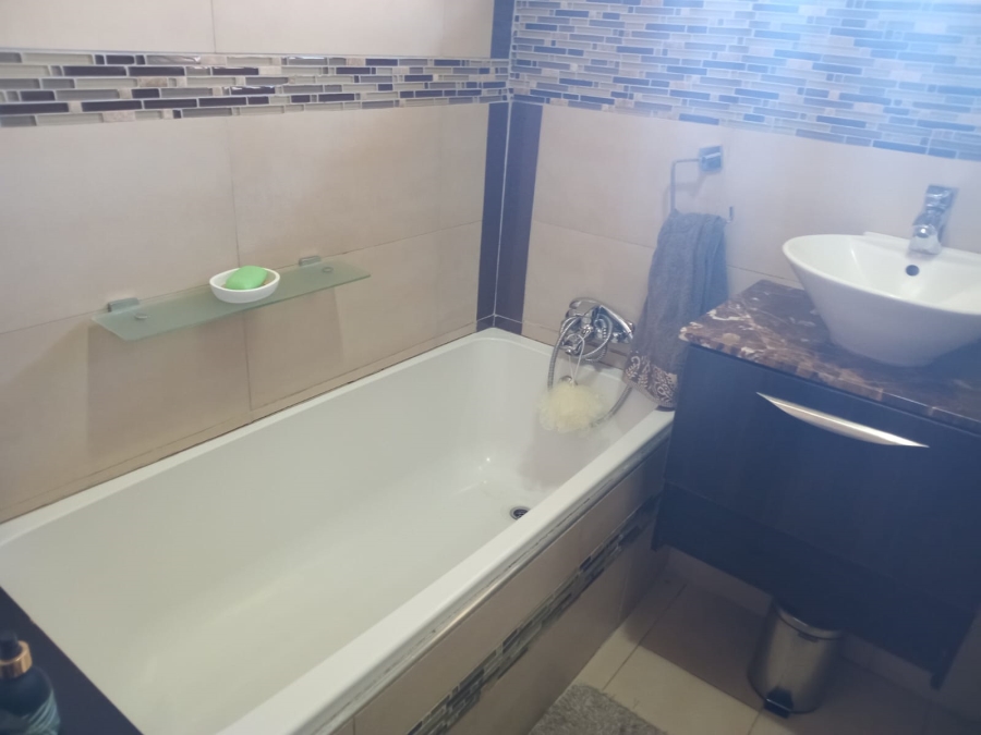 To Let 4 Bedroom Property for Rent in Edleen Gauteng