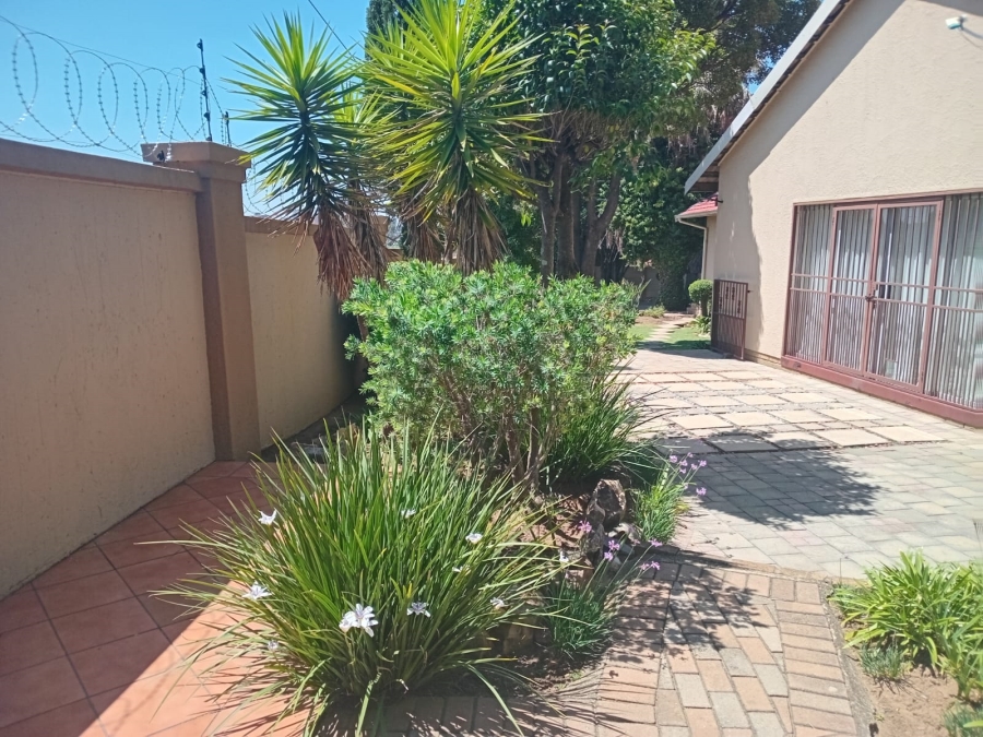 To Let 4 Bedroom Property for Rent in Edleen Gauteng