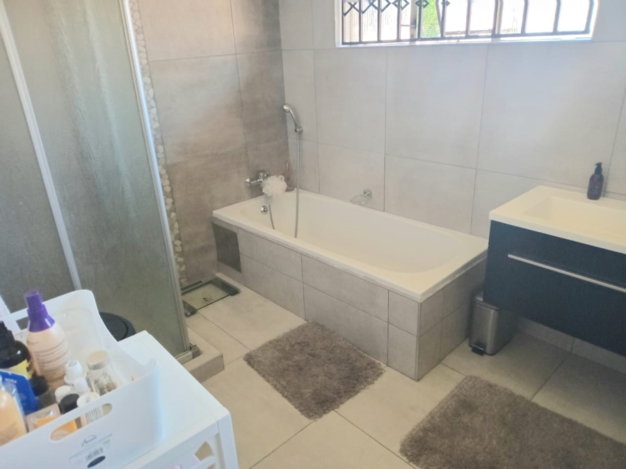 To Let 4 Bedroom Property for Rent in Edleen Gauteng