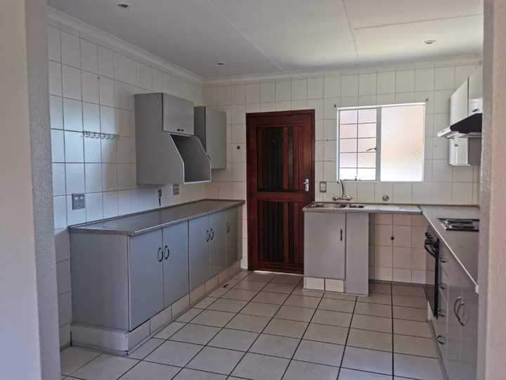 To Let 2 Bedroom Property for Rent in Sonneveld Gauteng