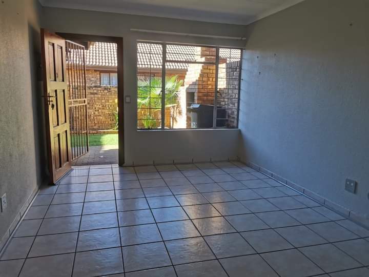 To Let 2 Bedroom Property for Rent in Sonneveld Gauteng