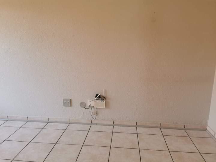 To Let 2 Bedroom Property for Rent in Sonneveld Gauteng