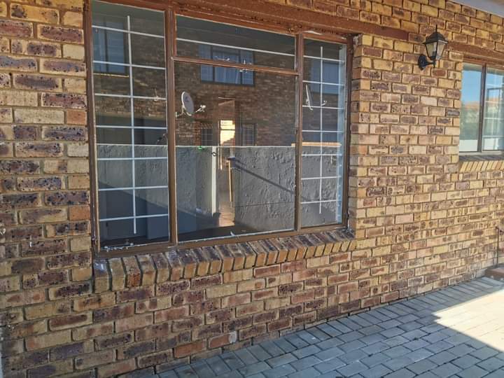 To Let 2 Bedroom Property for Rent in Sonneveld Gauteng