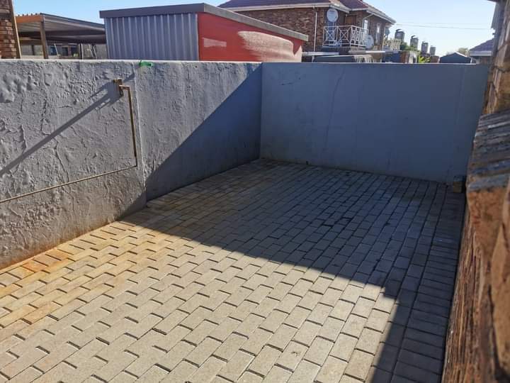 To Let 2 Bedroom Property for Rent in Sonneveld Gauteng