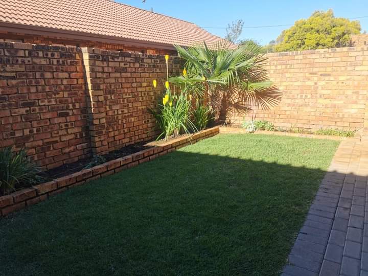 To Let 2 Bedroom Property for Rent in Sonneveld Gauteng