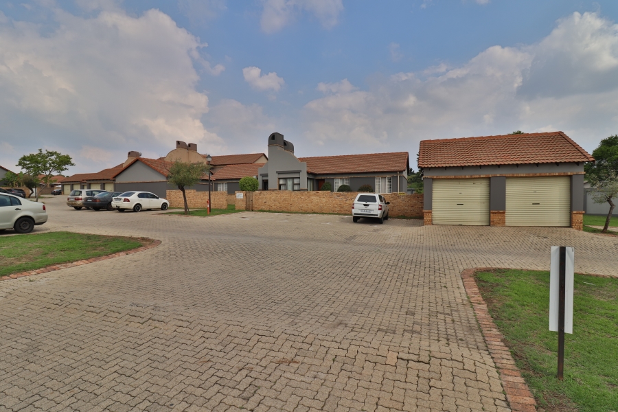 2 Bedroom Property for Sale in Noordwyk Gauteng
