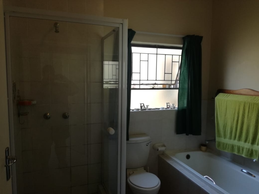 To Let 2 Bedroom Property for Rent in Roodekrans Gauteng