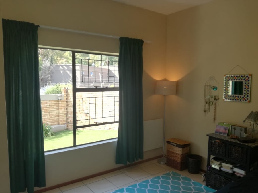 To Let 2 Bedroom Property for Rent in Roodekrans Gauteng