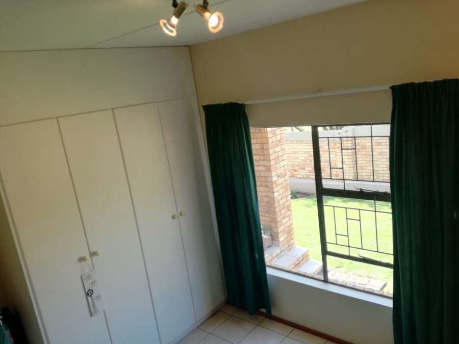 To Let 2 Bedroom Property for Rent in Roodekrans Gauteng